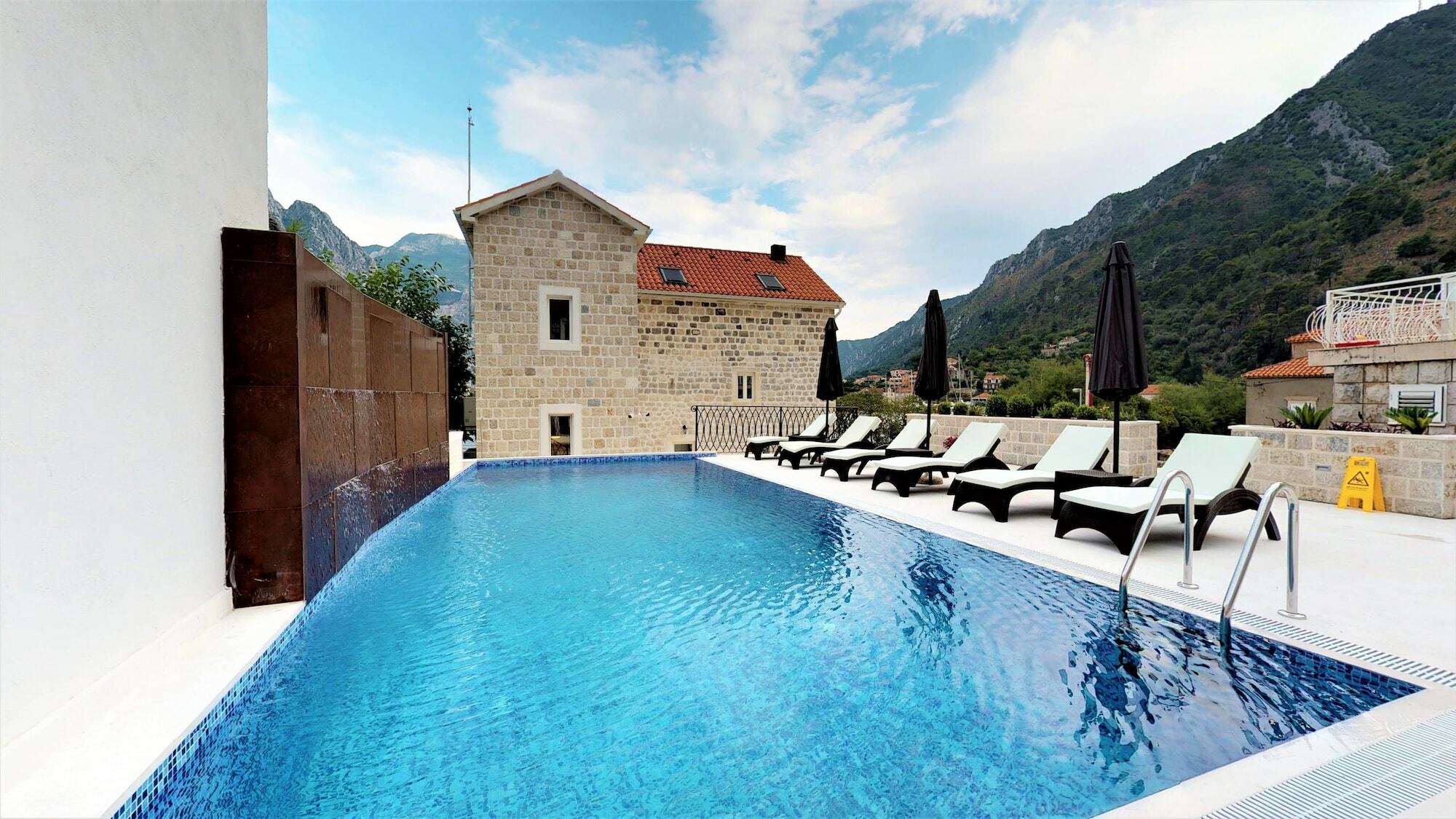 Hotel Libertas Cattaro Esterno foto